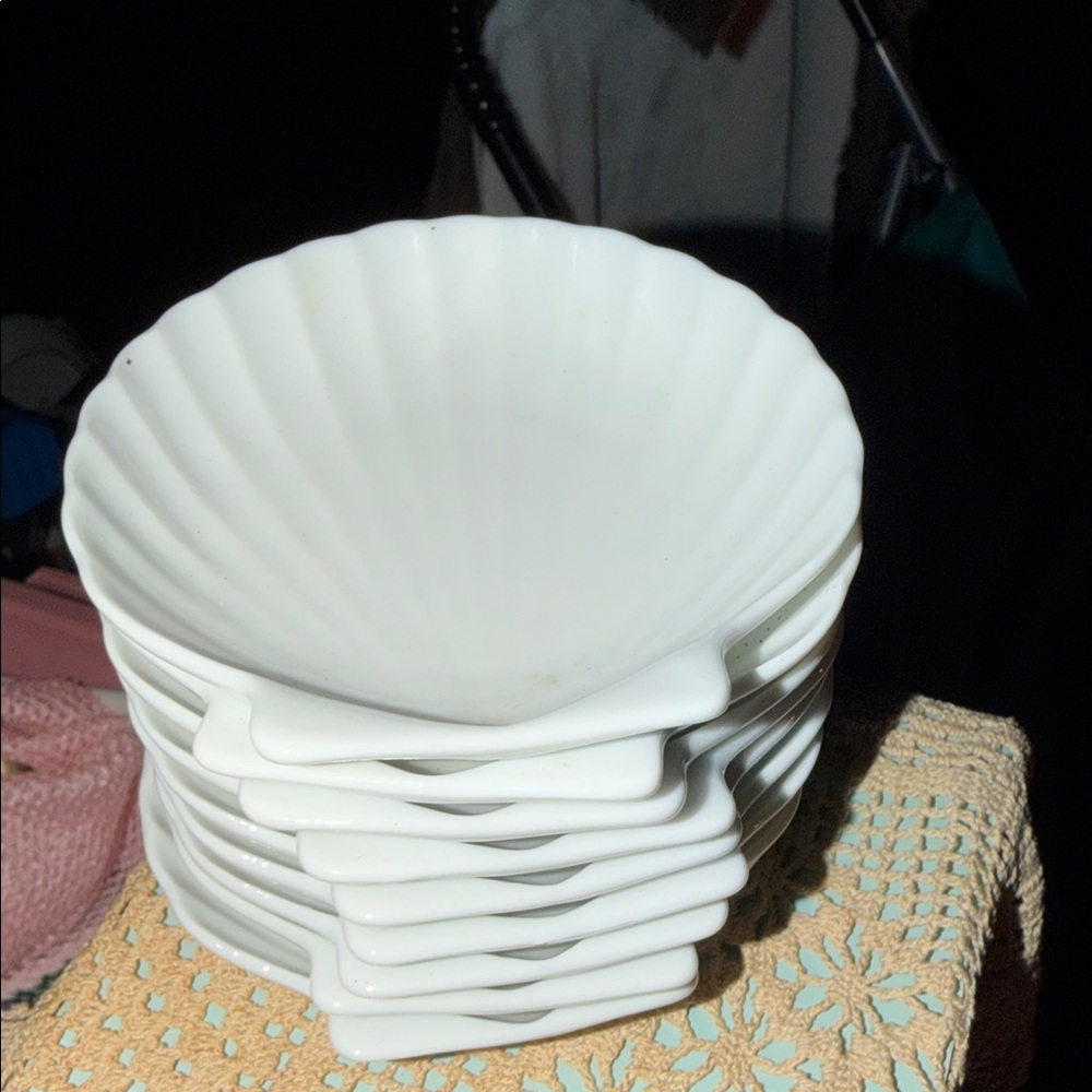 White Shell-Shaped Dish - Picture 3 of 4